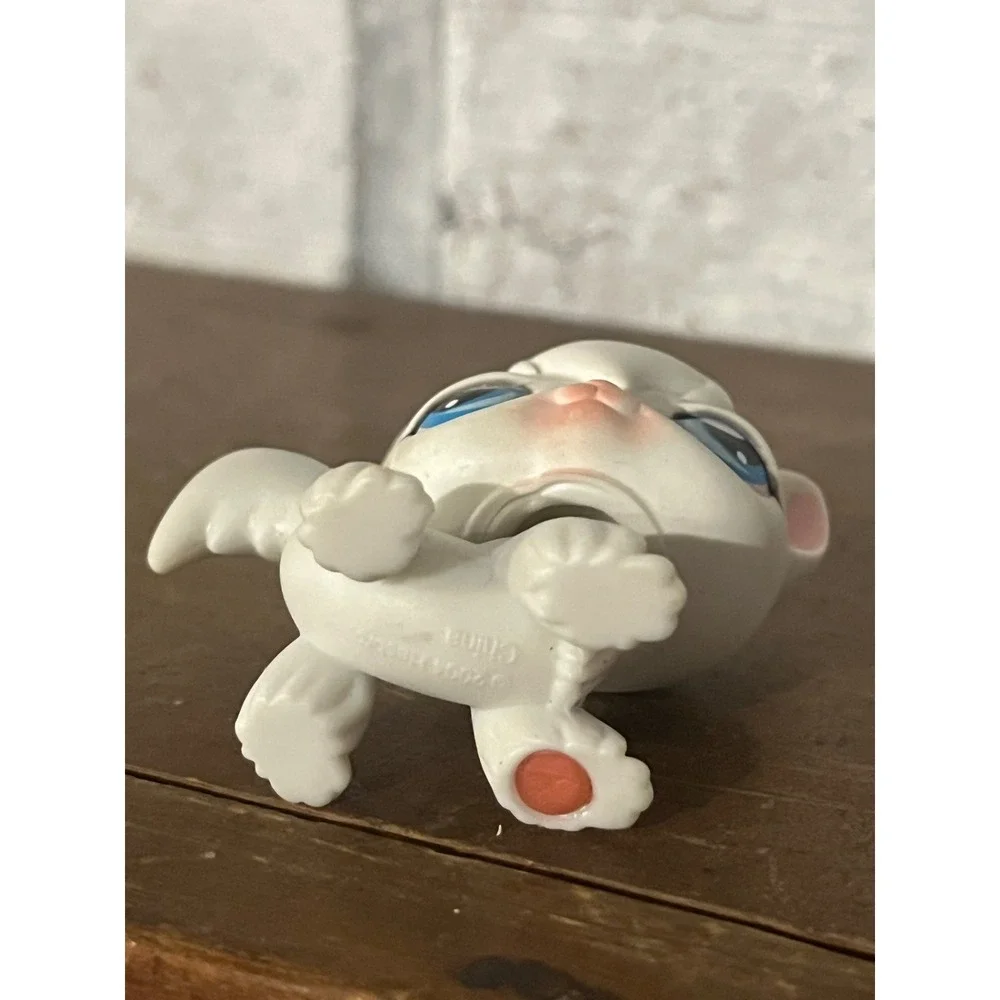 Littlest Pet Shop LPS #9 White‎ Angora Longhair Kitty Cat Blue Eyes Red Magnet